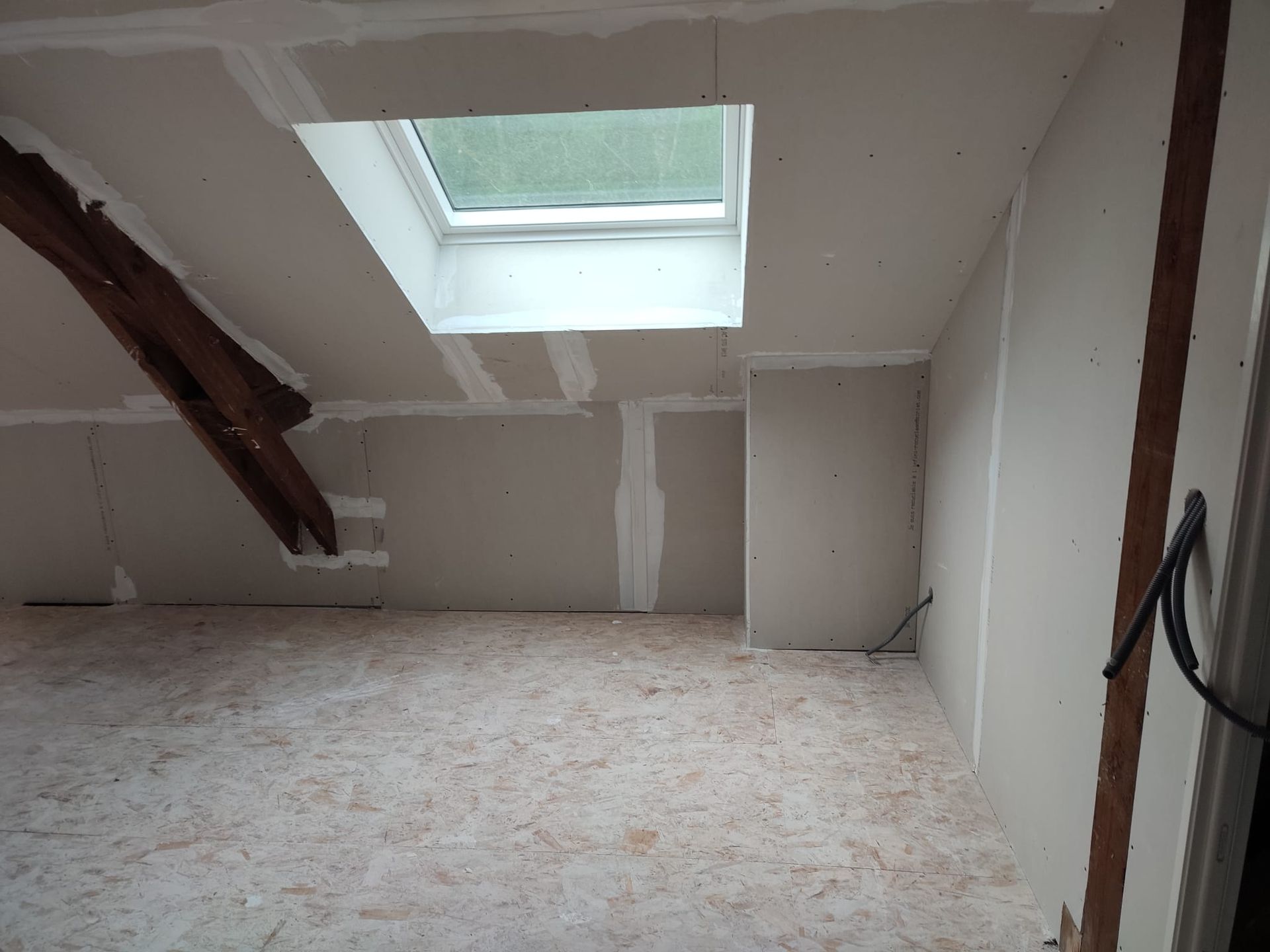 Une pièce avec une fenêtre de toit