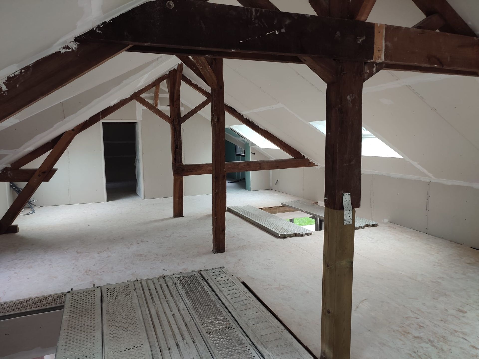 Combles avec plusieurs poutres servant de piliers