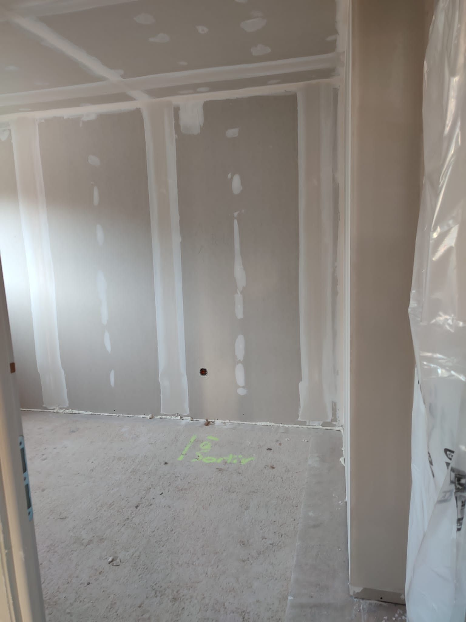 Une salle sans porte ni fenêtre