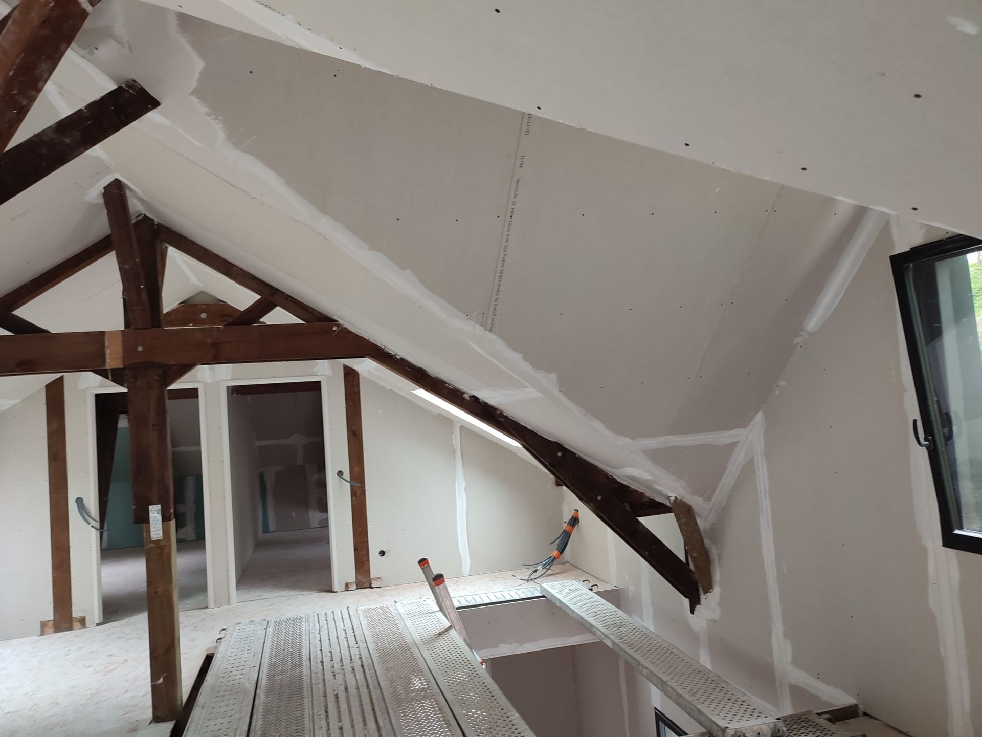 Une pièce mansardée sous les combles