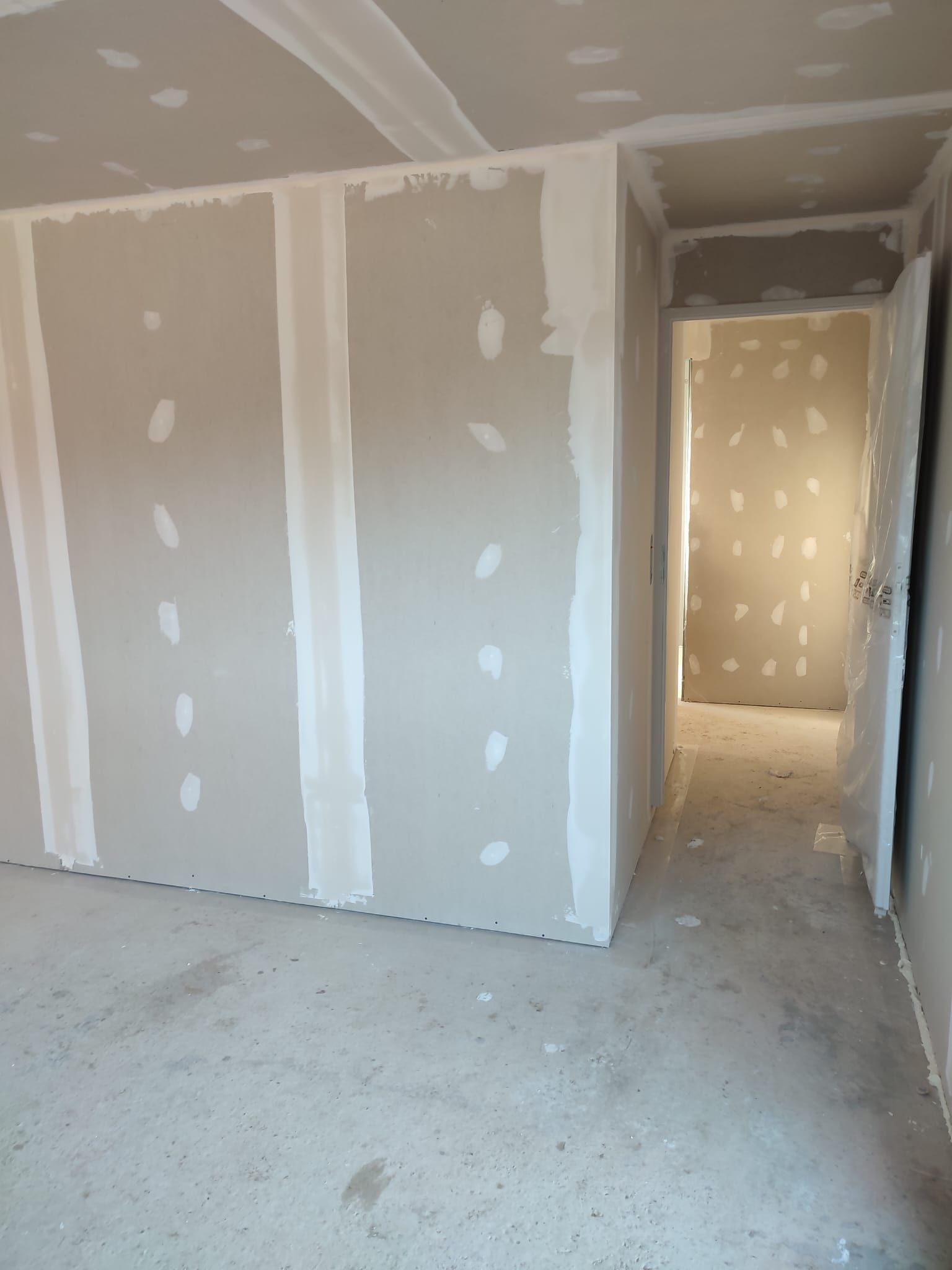 Une salle avec une porte au fond