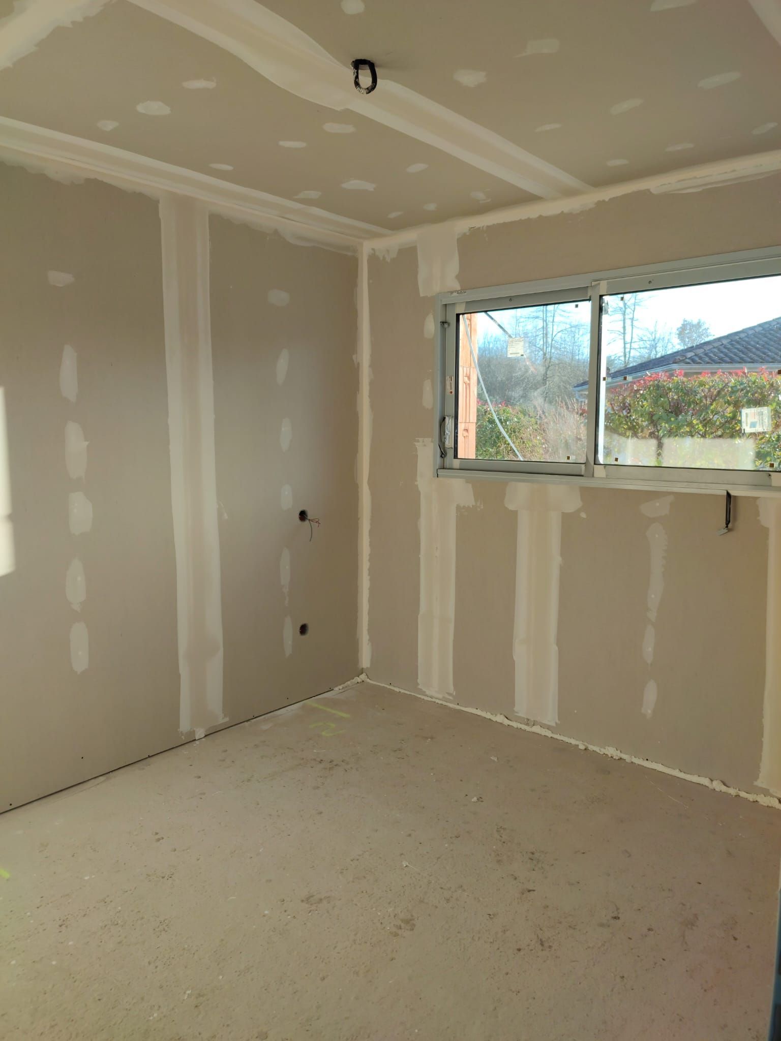 Une pièce avec deux façades dont une avec une fenêtre