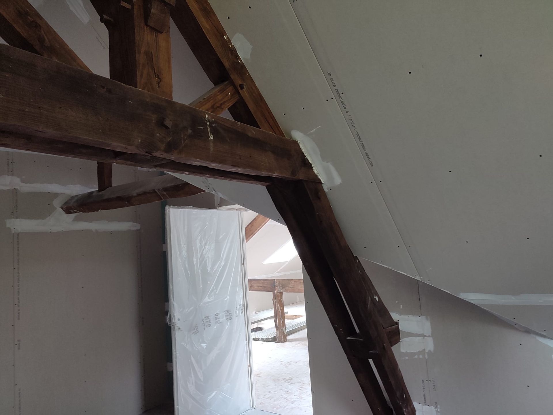 Une pièce avec une poutre à gauche