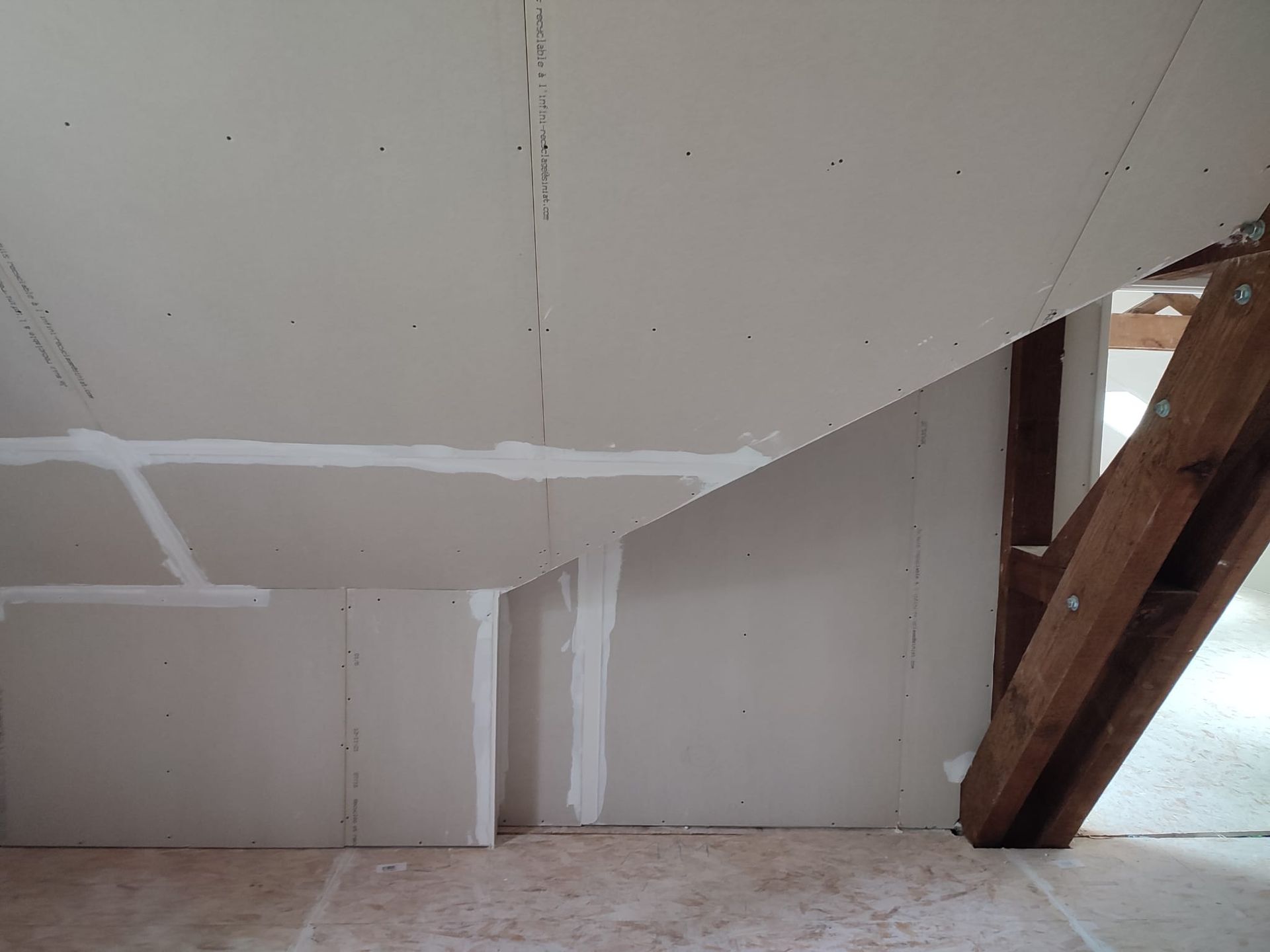 Un mur bas avec une poutre