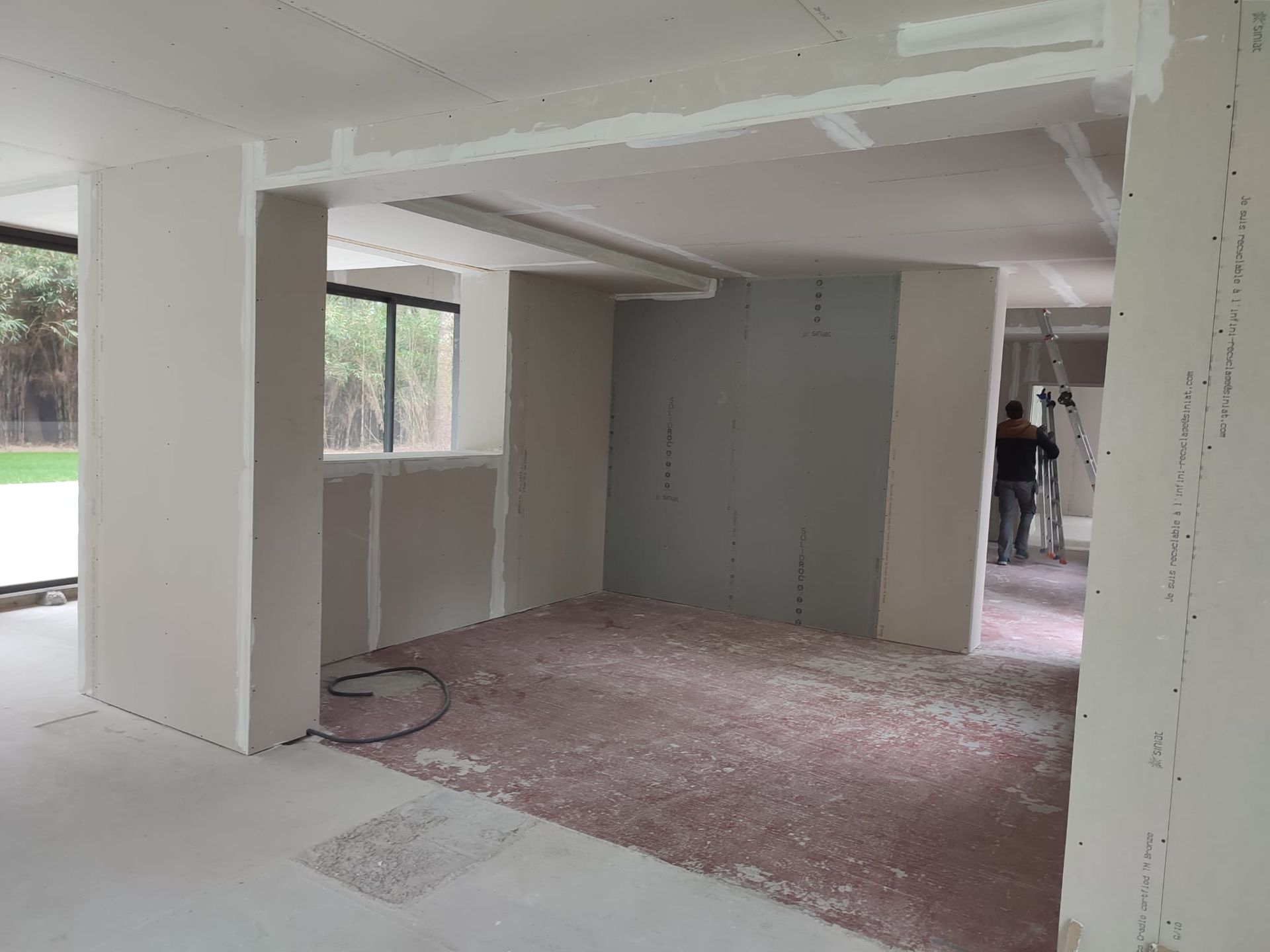 Une grande pièce avec une fenêtre et une porte