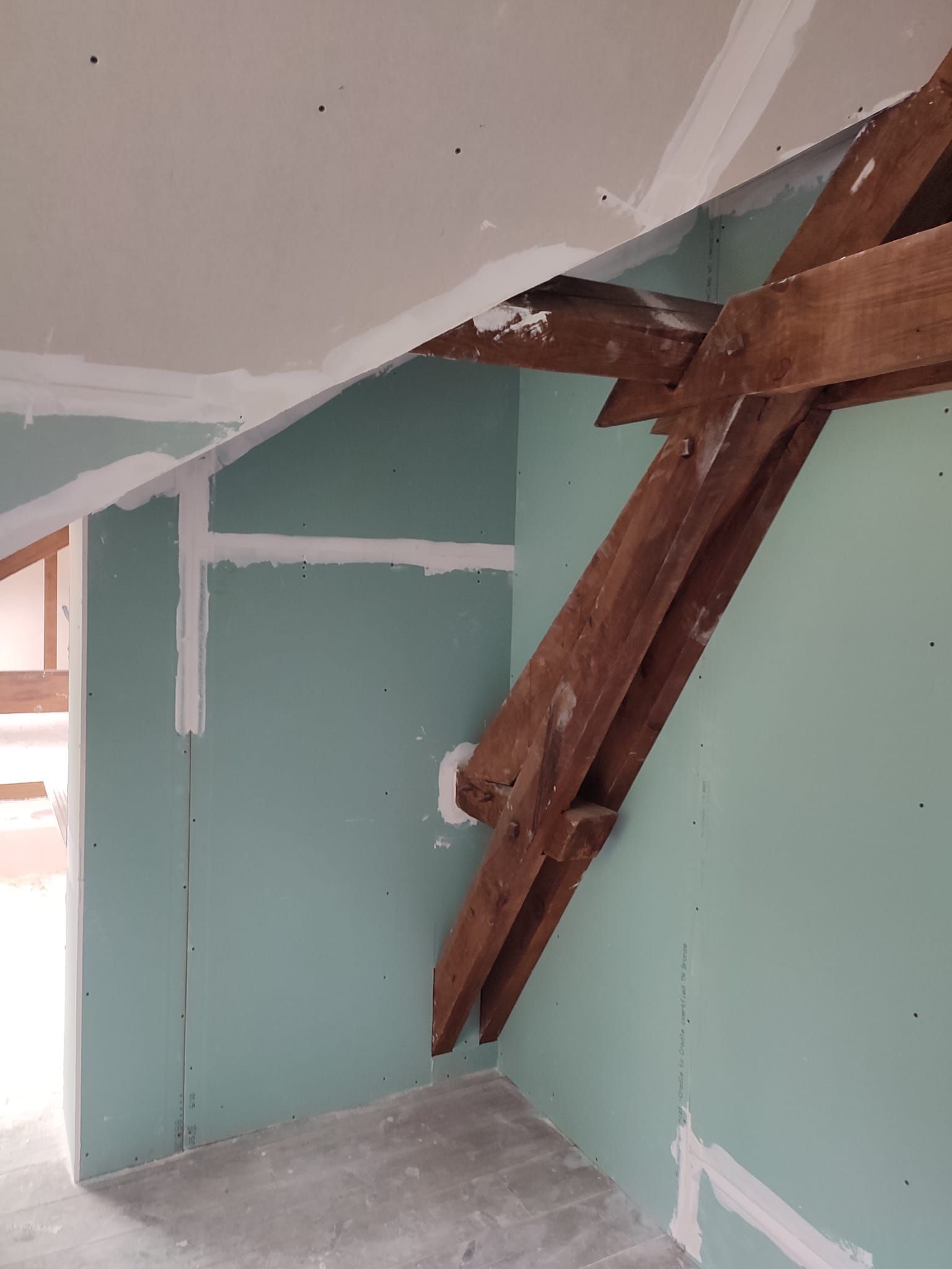 Une pièce avec une poutre en bois