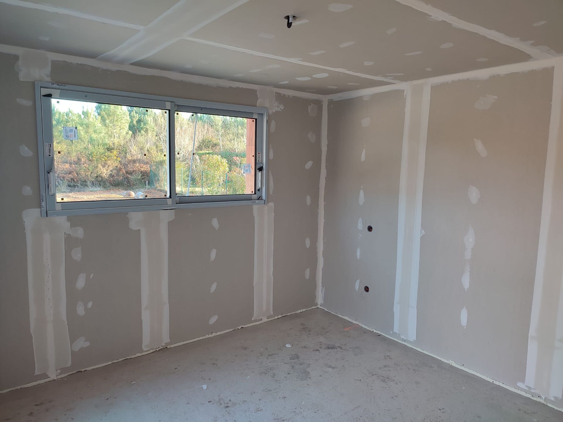 Une pièce avec des fenêtres