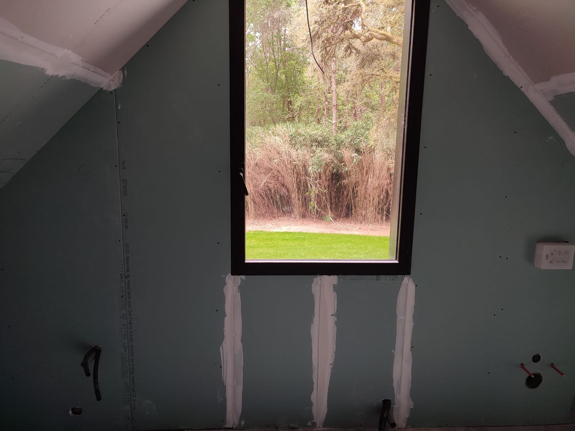 Un mur avec une fenêtre