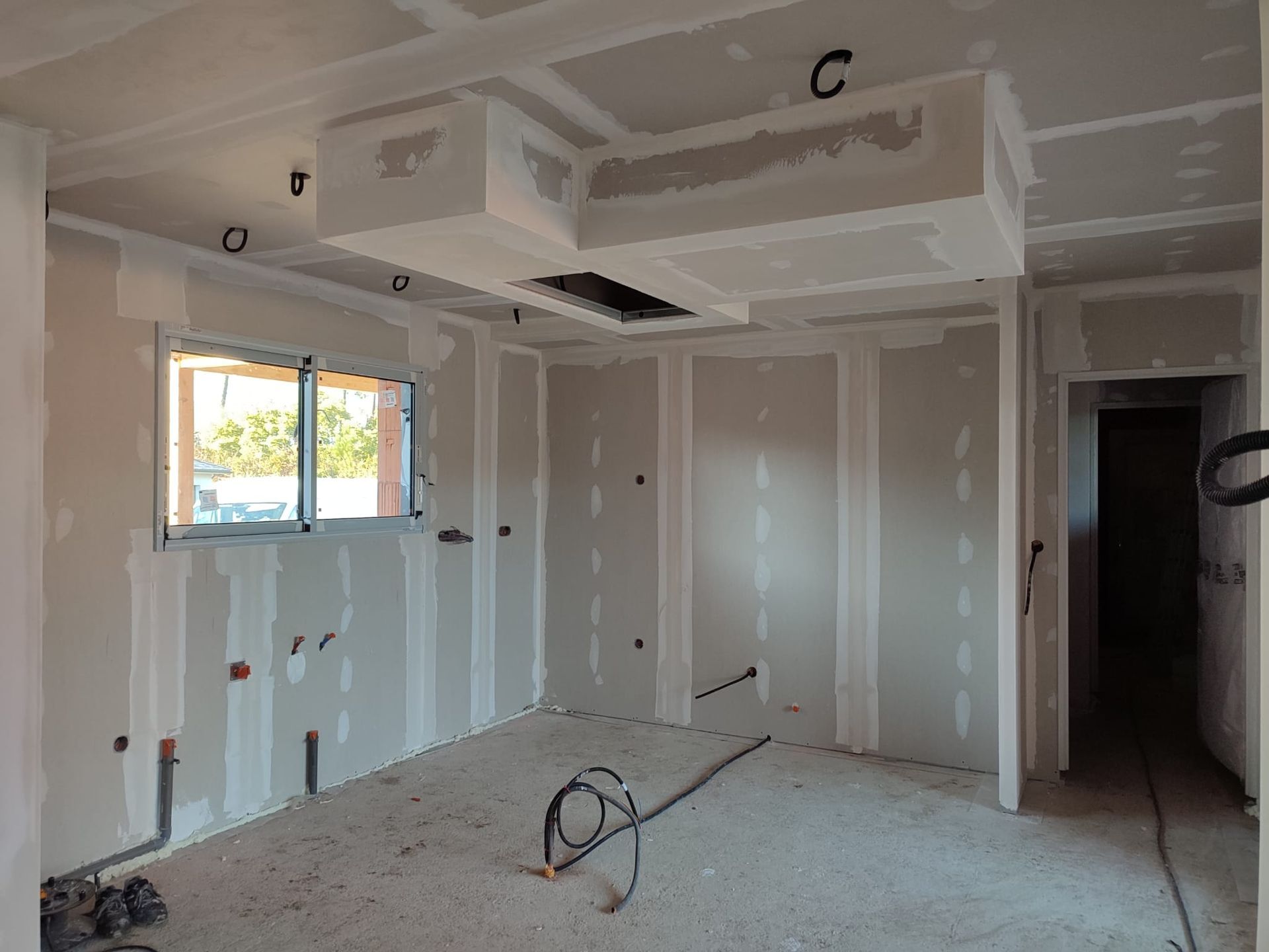 Une pièce avec deux murs et une fenêtre