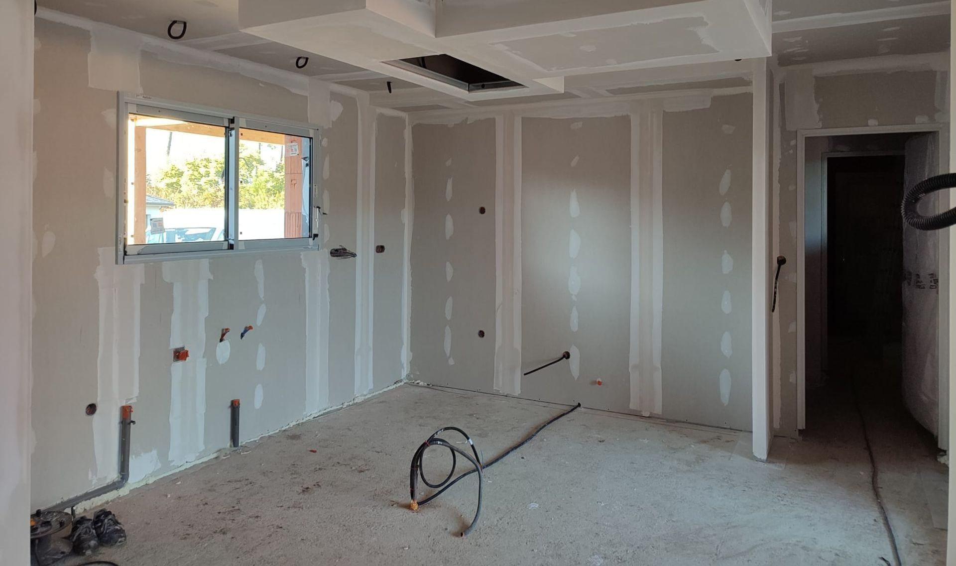 Des pièces d'une maison pas encore peinte