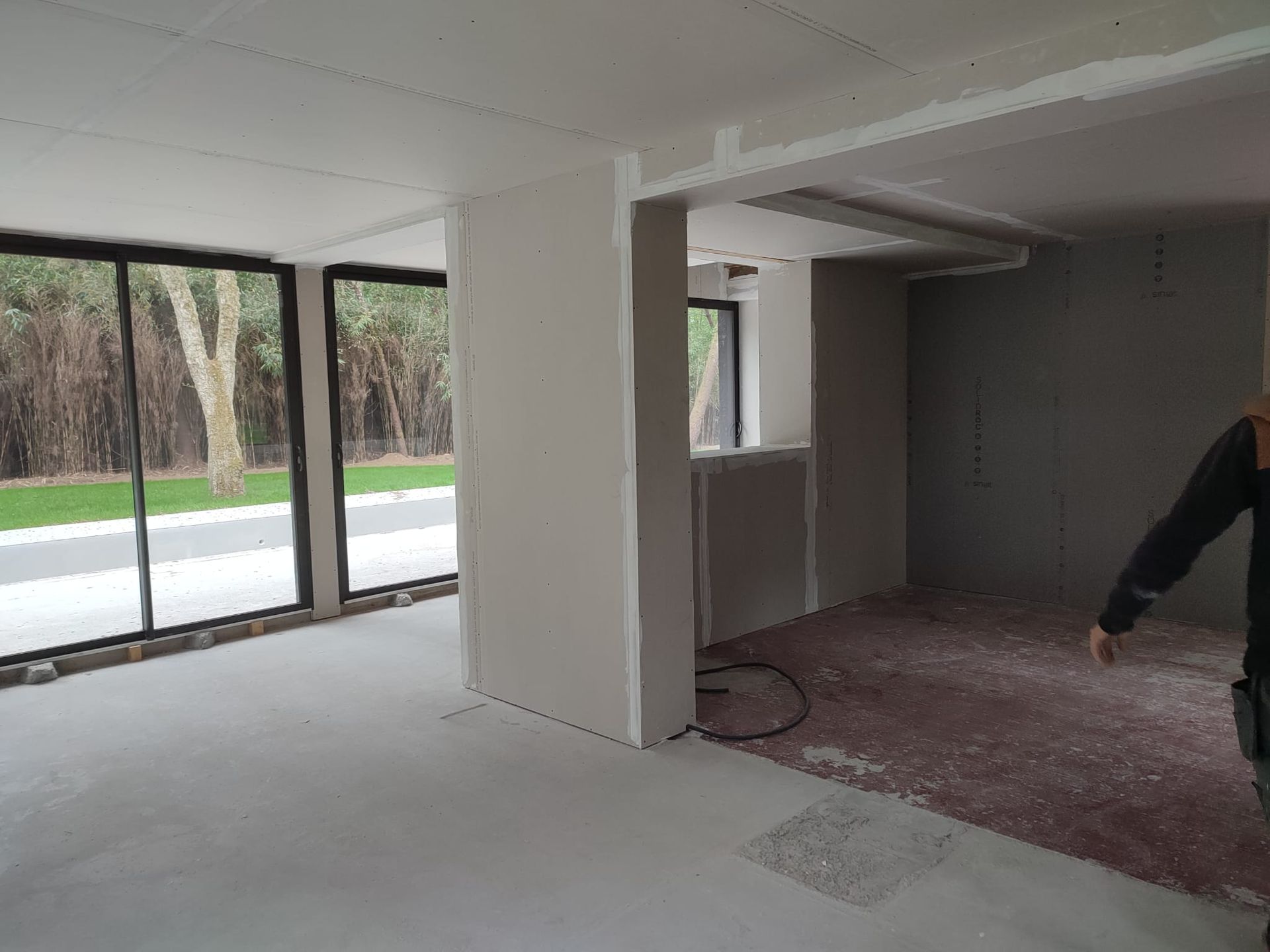 Une pièce avec une baie vitrée et un renfoncement