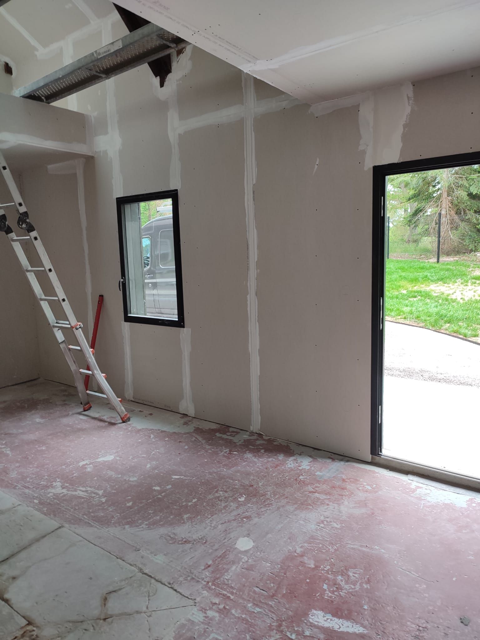 Un mur au fond avec des fenêtres