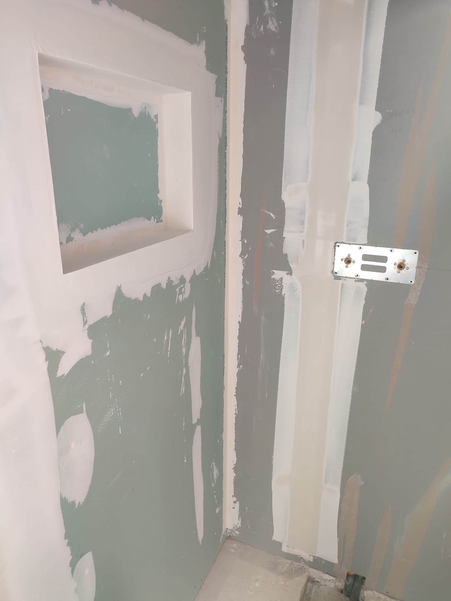 Une pièce, deux murs