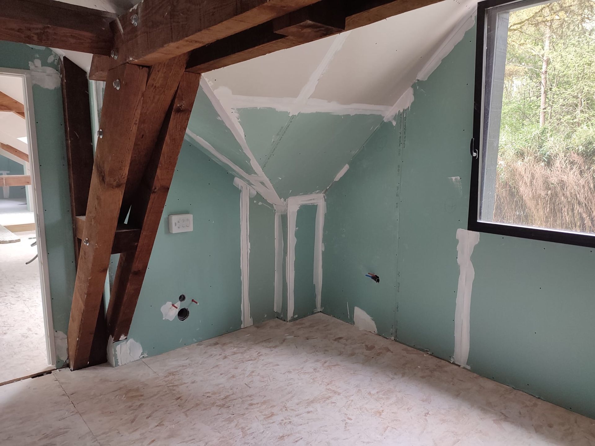 Pièce bleue avec poutre