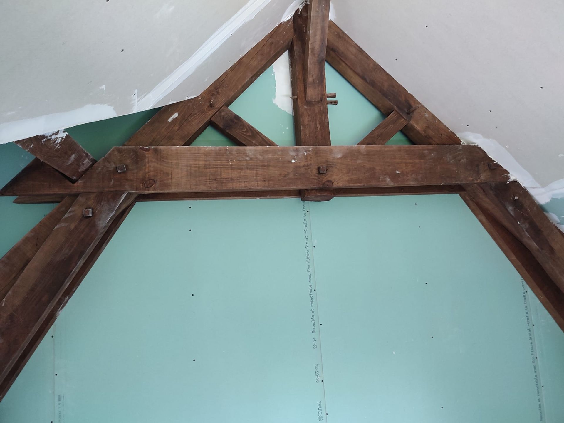 Poutre devant un mur