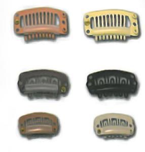 Un montón de pinzas para el cabello de diferentes colores sobre un fondo blanco.