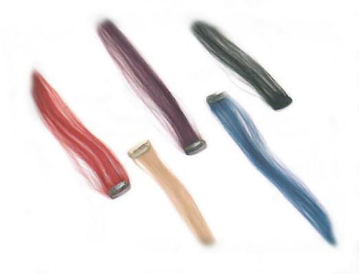 Un montón de cuchillos de diferentes colores sobre un fondo blanco.