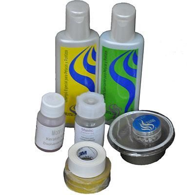 Un grupo de botellas, una de ellas con la letra s.