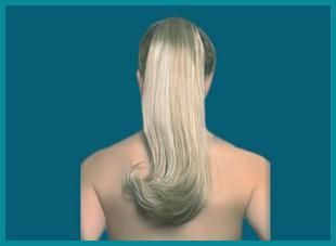 La espalda de una mujer con cabello largo y rubio recogido en una cola de caballo.