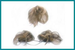 Tres mechones de cabello están colocados uno encima del otro sobre una superficie blanca.