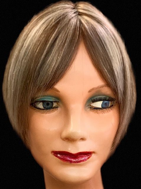 Un primer plano de una cabeza de maniquí con una peluca.