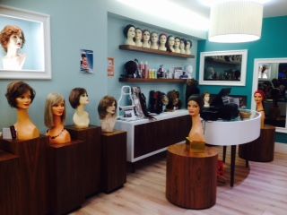 Una tienda llena de pelucas y maniquíes.