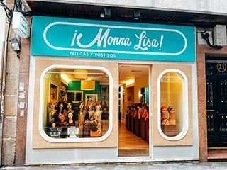 Una tienda con un cartel azul que dice Monna Lisa