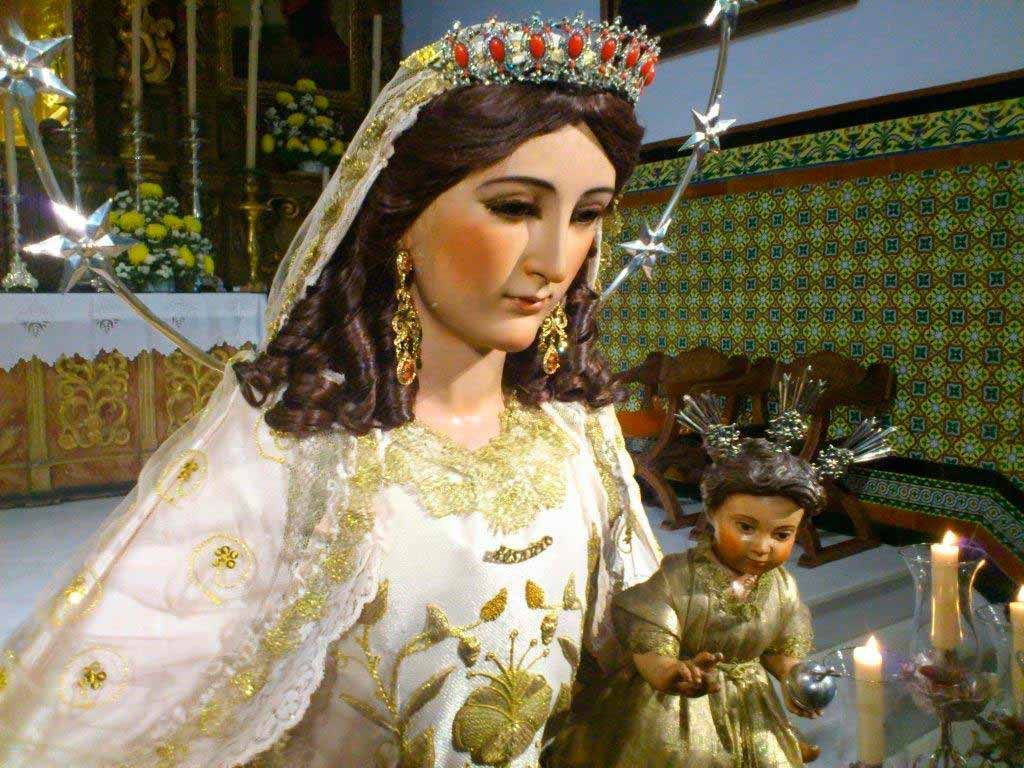 Una estatua de una mujer con una corona en la cabeza