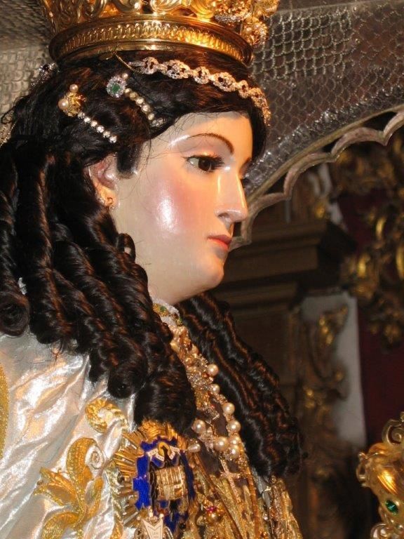 Una estatua de una mujer con una corona en la cabeza