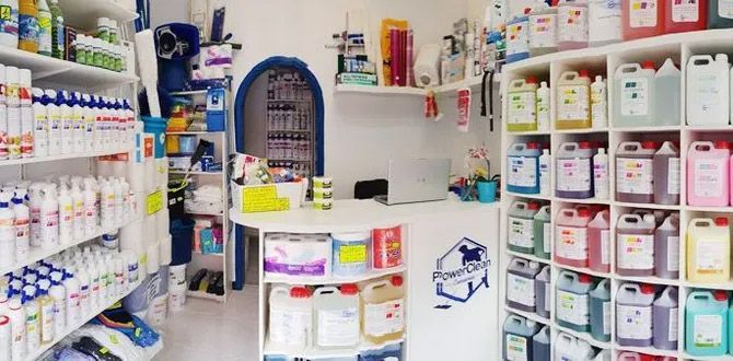 Interior de una tienda con estanterías repletas de botellas y jarras de colores. Un mostrador en el centro.