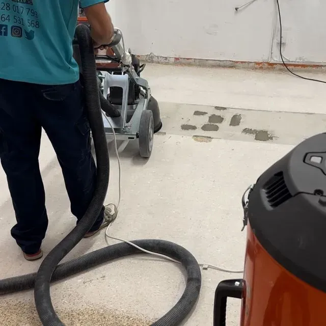 Un hombre que lleva una camisa azul que dice 