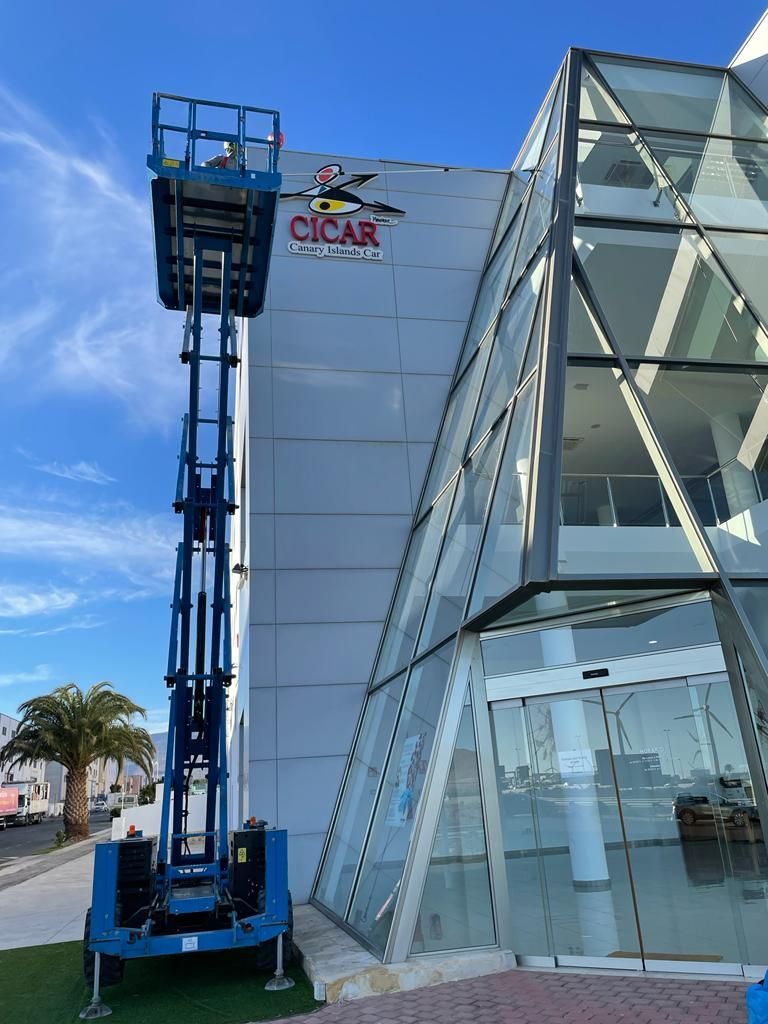 Un gran edificio con un cartel que dice cicar.