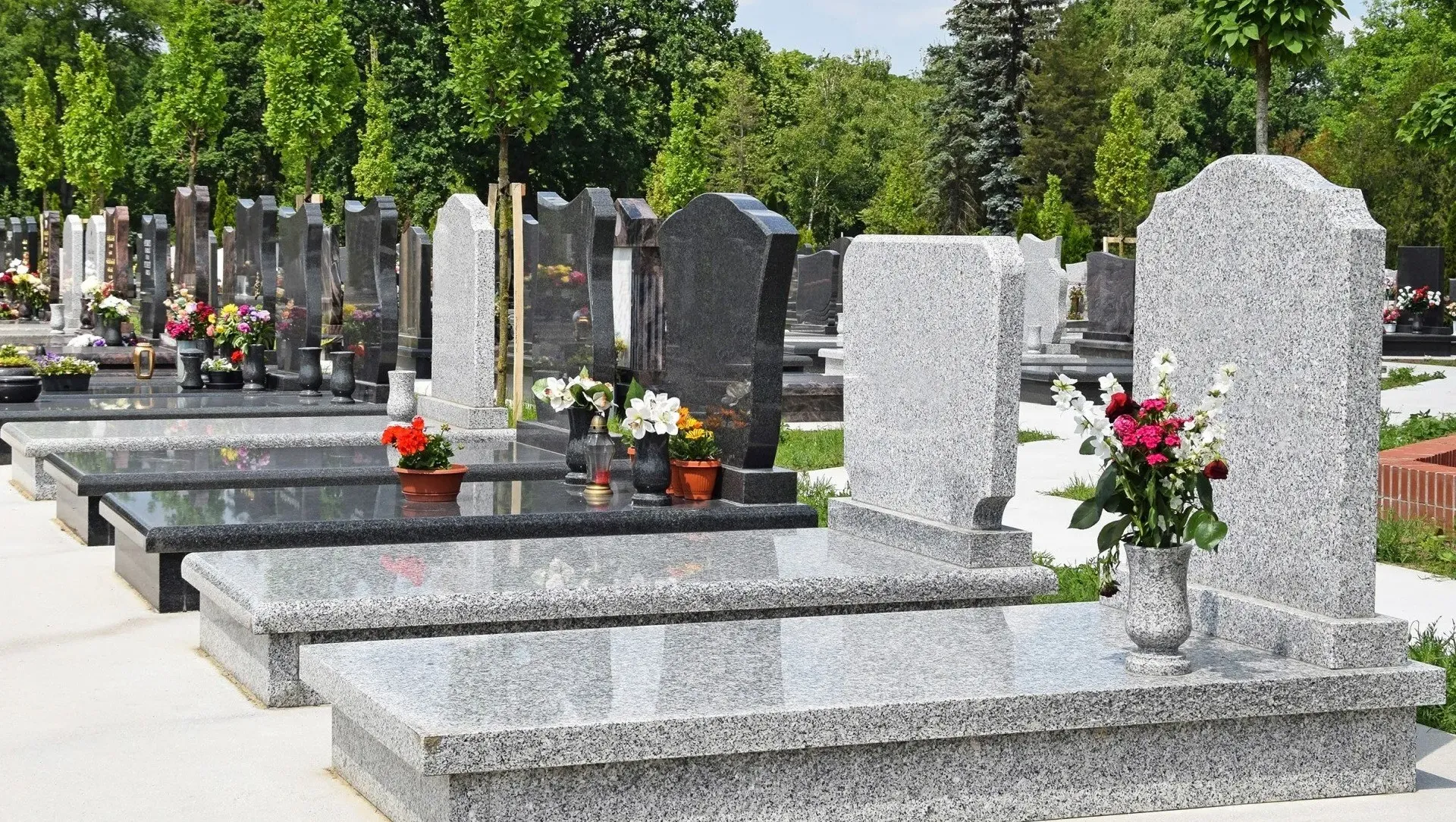 Pierre tombale en marbre dans un cimetière