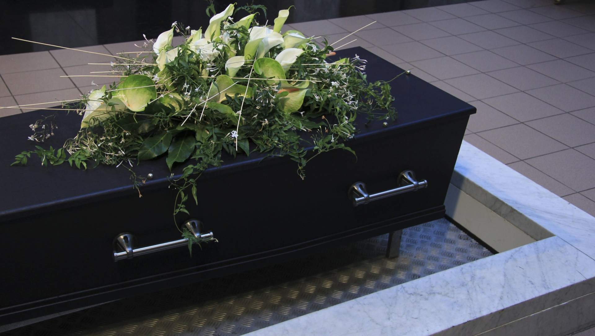 Cercueil noir sur socle en métal