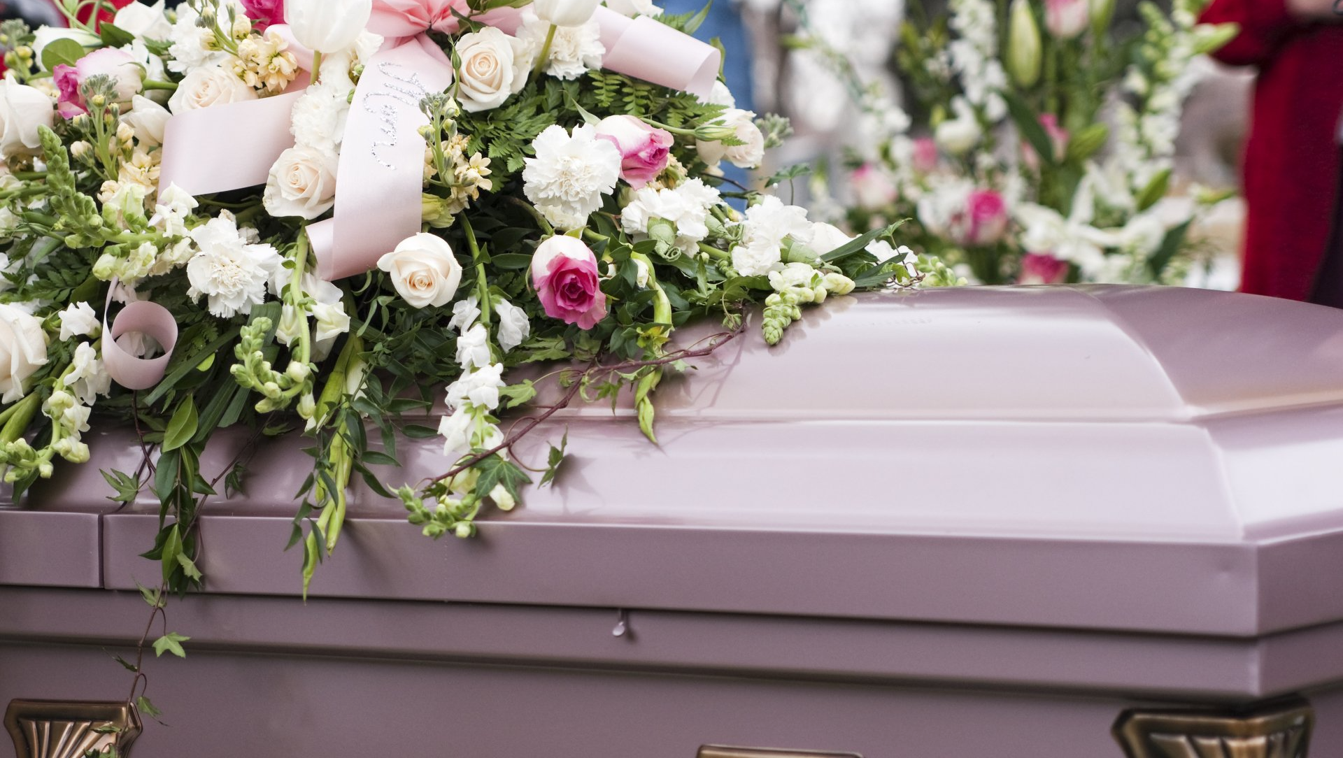 Cercueil violet avec fleurs sur son couvercle