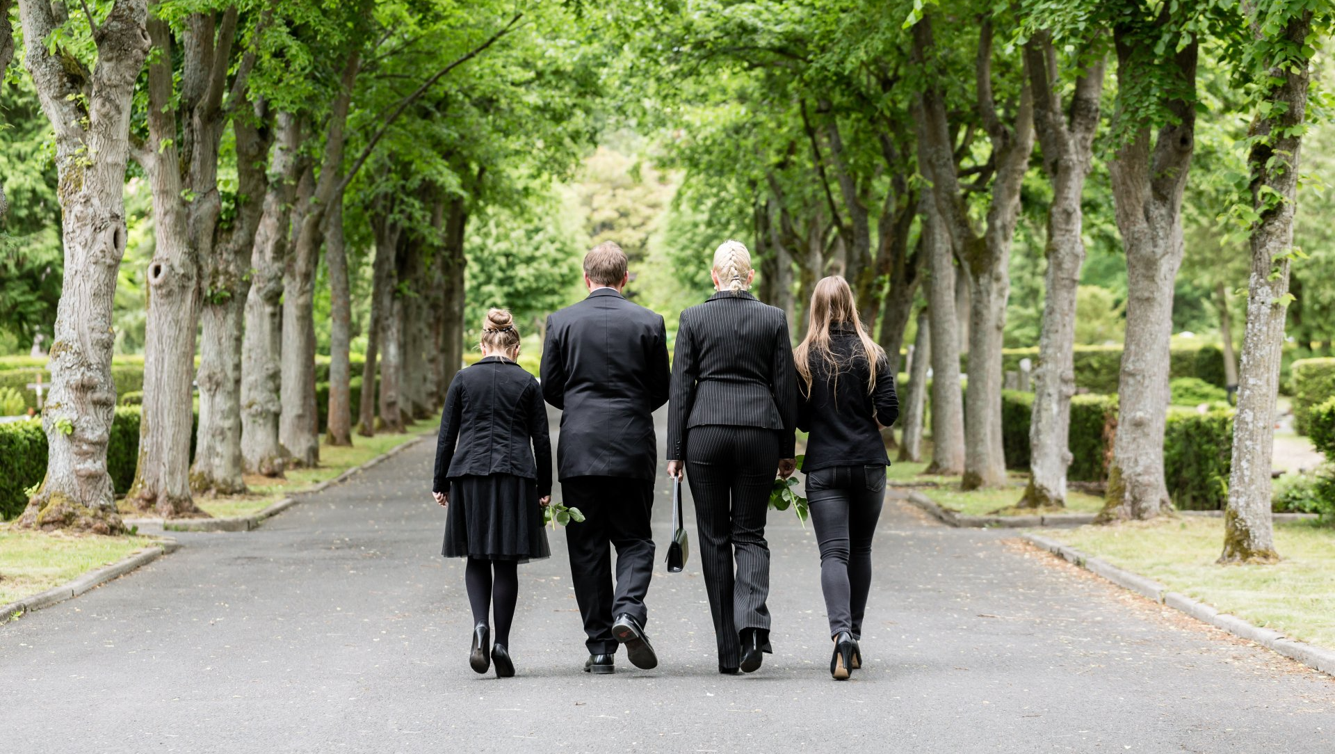 Famille dans un cimetière, habillés en noir