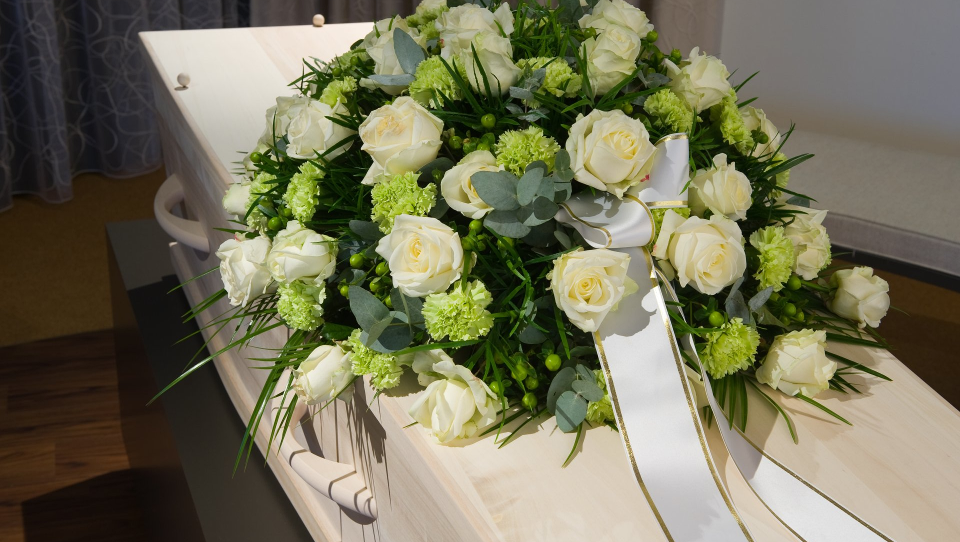 Cercueil blanc avec Rose blanche sur son socle