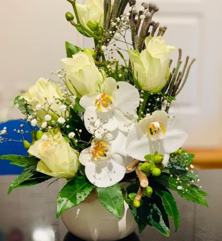 Bouquet de fleurs blanches avec des touches de vert