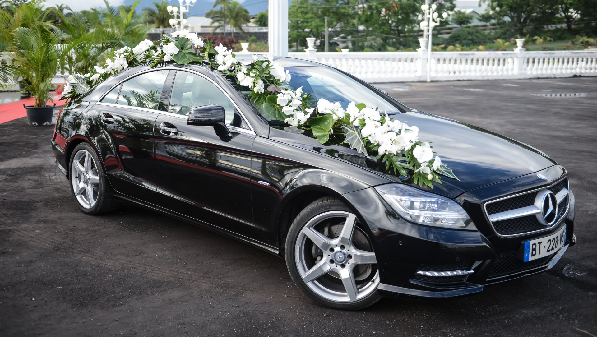 Mercedes décorée et fleurie pour un mariage