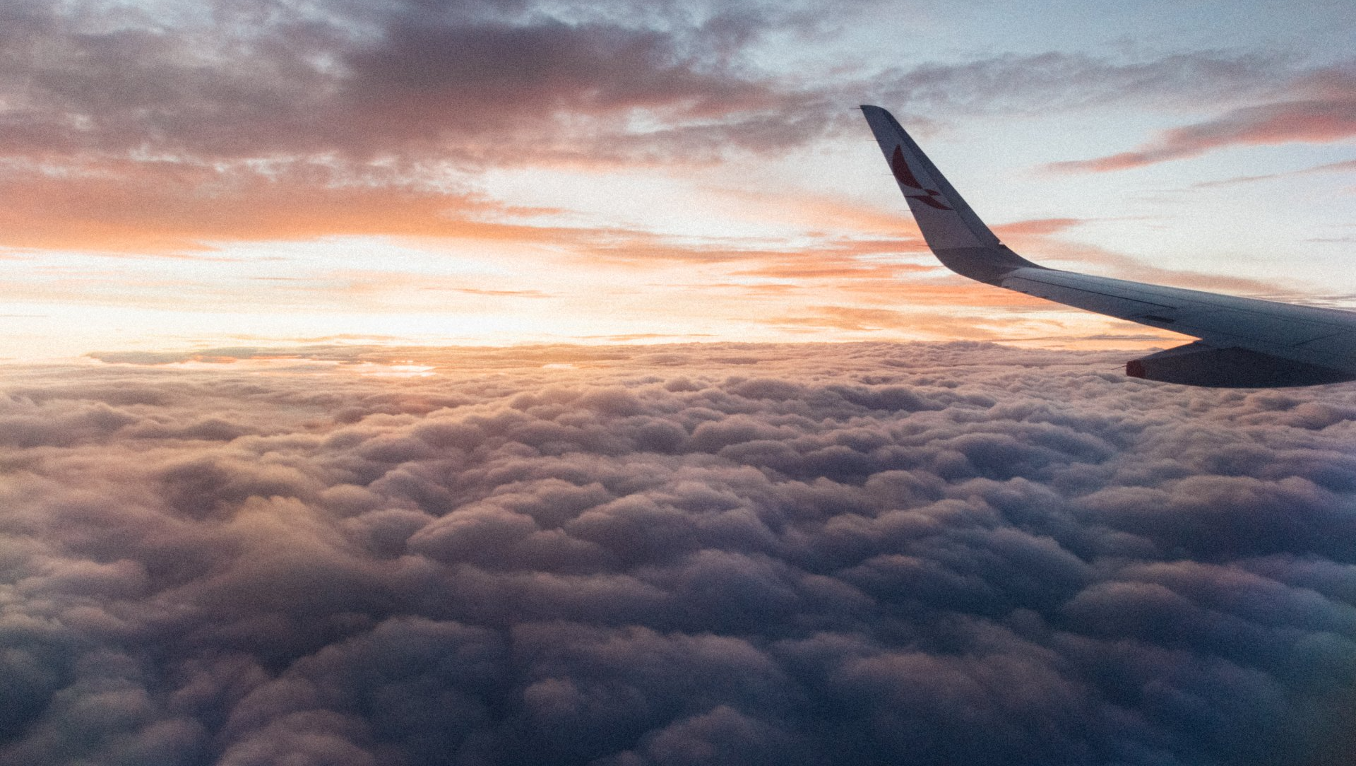 Aile d'un avion au-dessus des nuages
