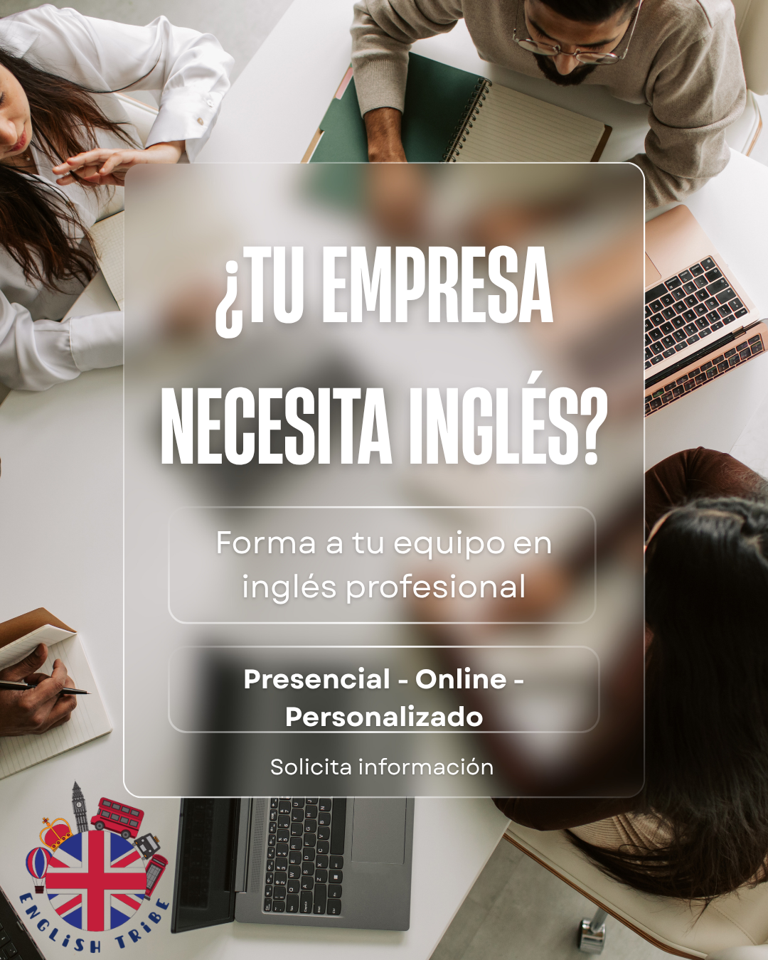 Anuncio de empresa sobre clases de inglés con personas trabajando alrededor de una mesa y un portátil.