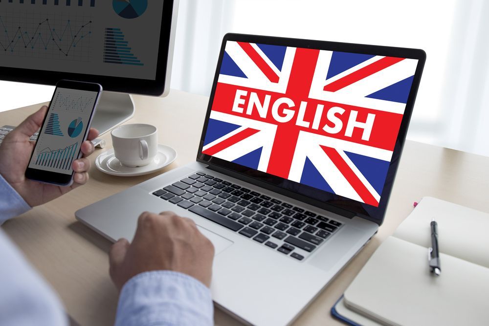 Un ordenador portátil muestra la bandera inglesa y el texto