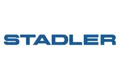 Un logotipo azul y blanco de Stadler sobre un fondo blanco.
