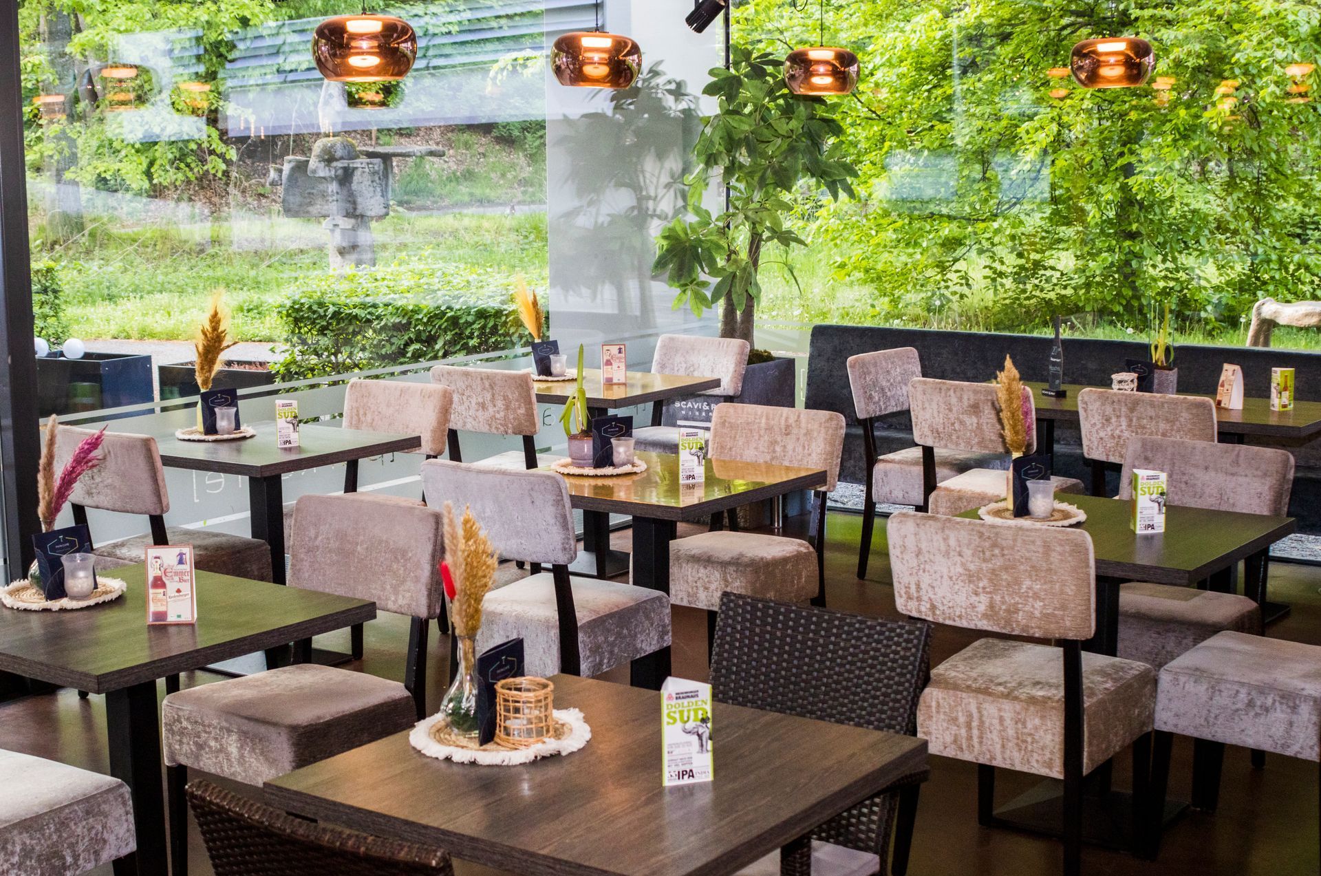 Gedeckter Tisch mit Gläsern, Tellern, Besteck und Speisen