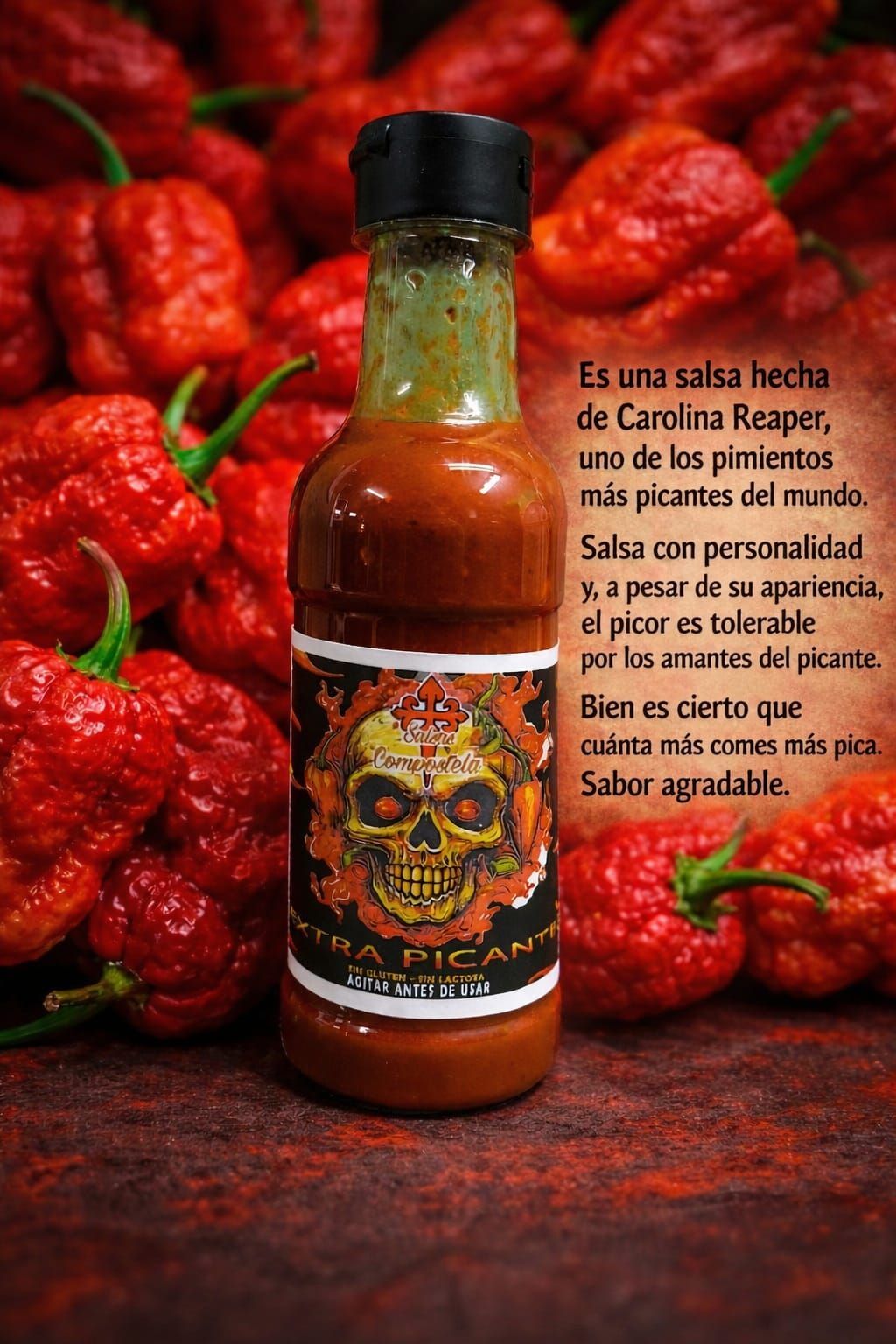 Carne a la parrilla y filetes de salmón sobre una parrilla caliente con una botella de salsa amarilla en primer plano.