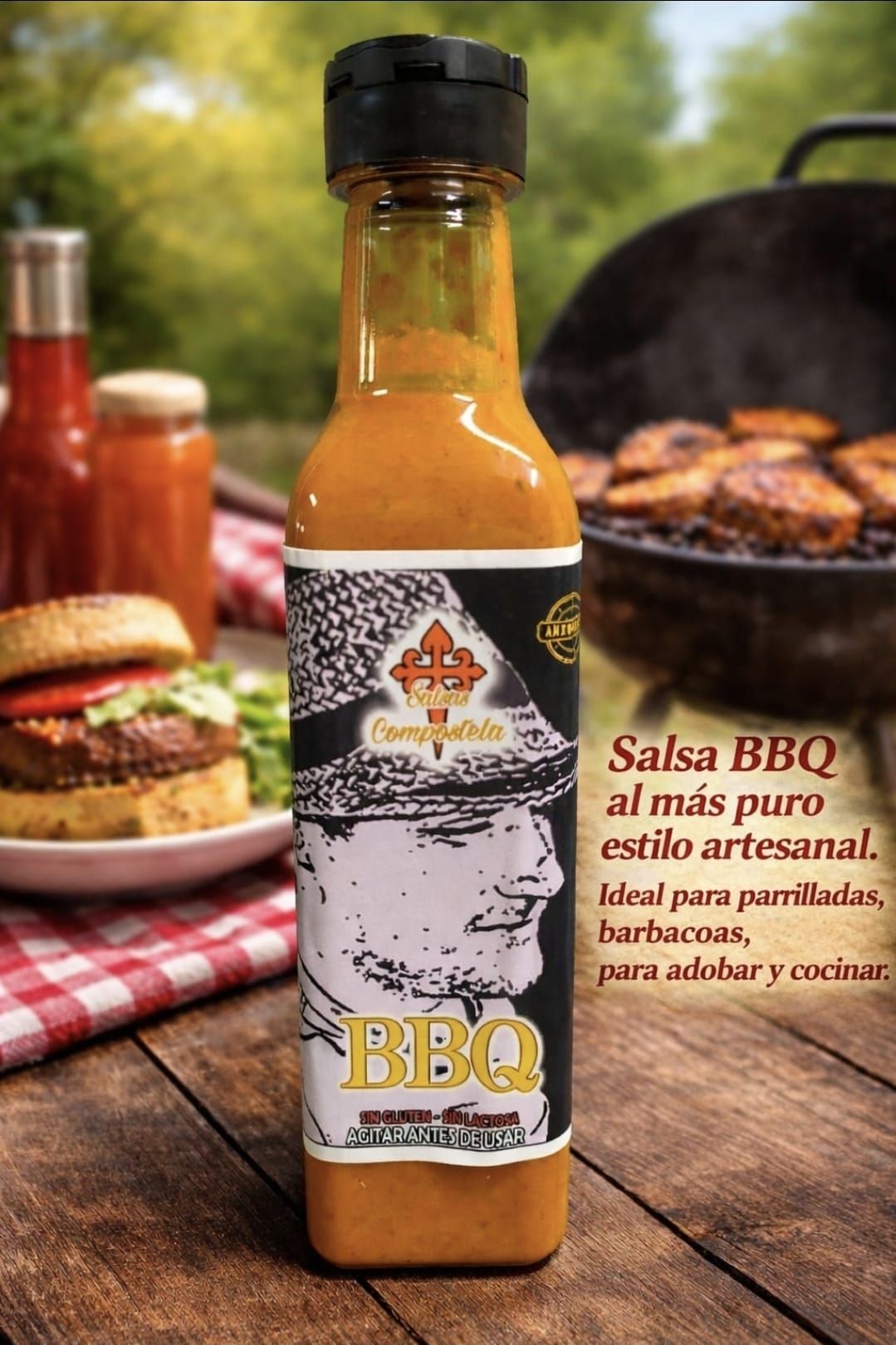 Botella de salsa chimichurri frente a un plato con dos chuletas de cerdo cocidas cubiertas de salsa.