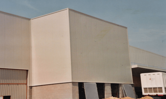 Fachada de panel prefabricado vertical nervado y horizontal liso