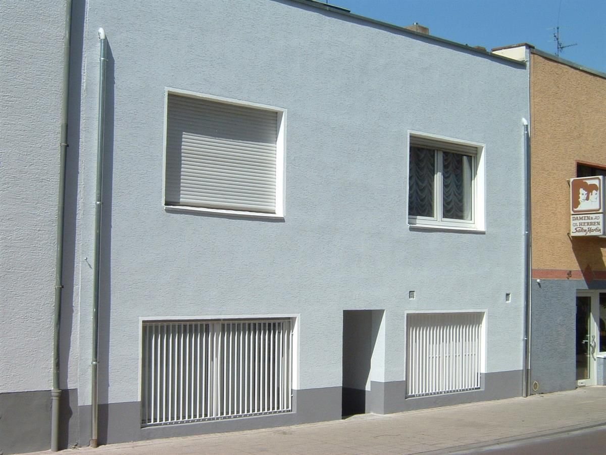 Ein Gebäude mit einem Schild