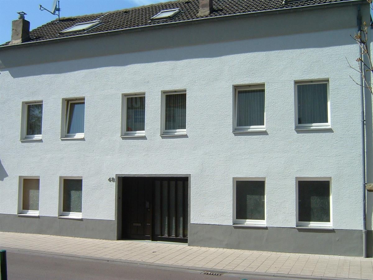 Ein großes weißes Gebäude mit vielen Fenstern