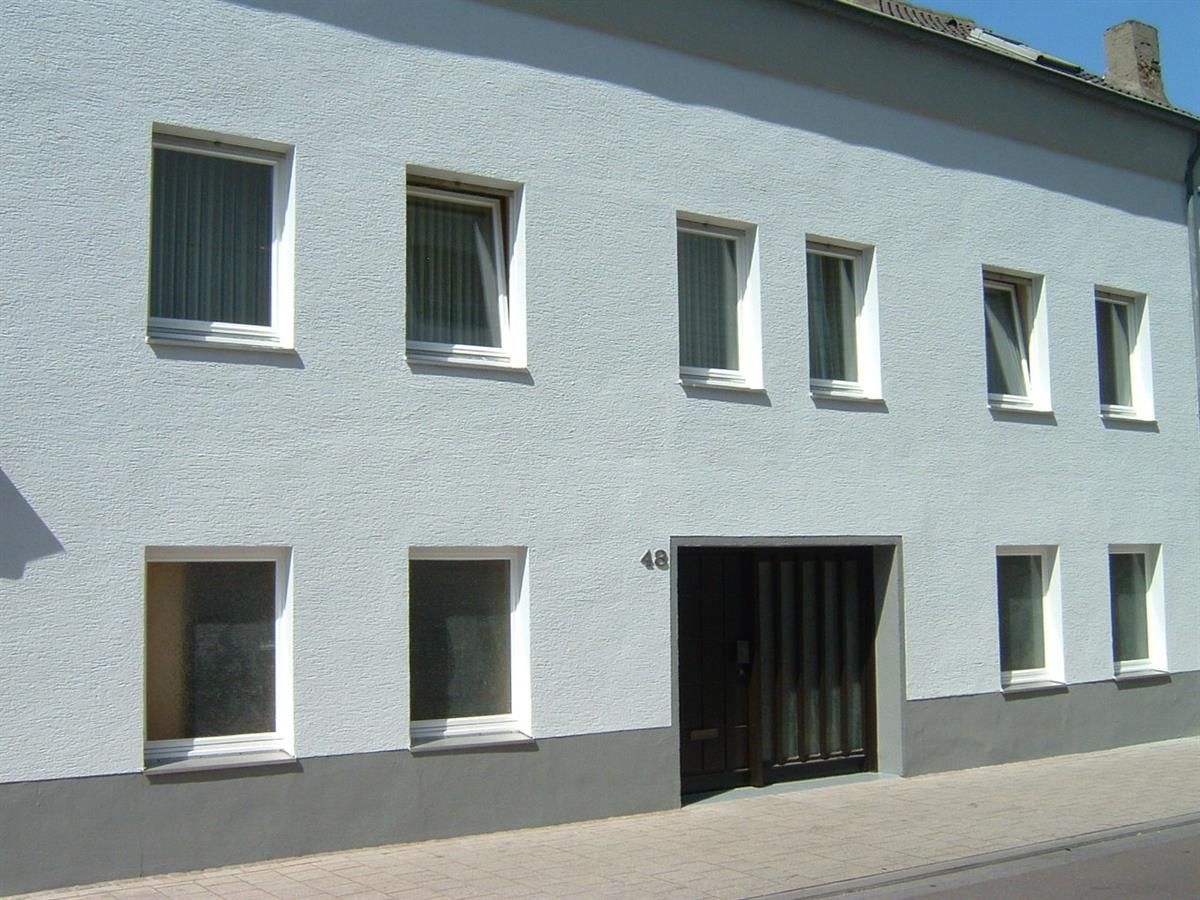 Die Nummer 40 steht auf der Vorderseite eines Gebäudes